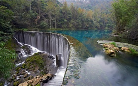 克罗地亚十六湖国家公园，森林，石头，树木，瀑布 高清壁纸
