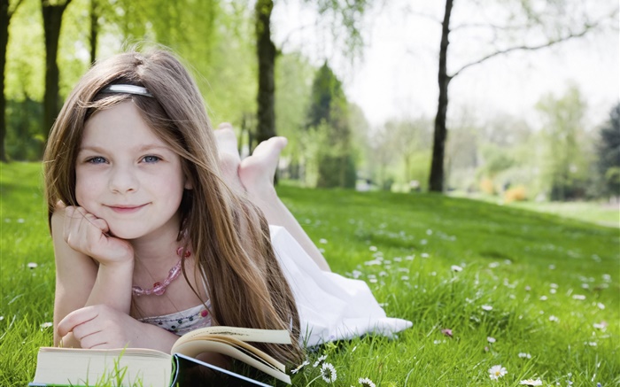 可爱的小女孩在草地上，看书 壁纸 图片