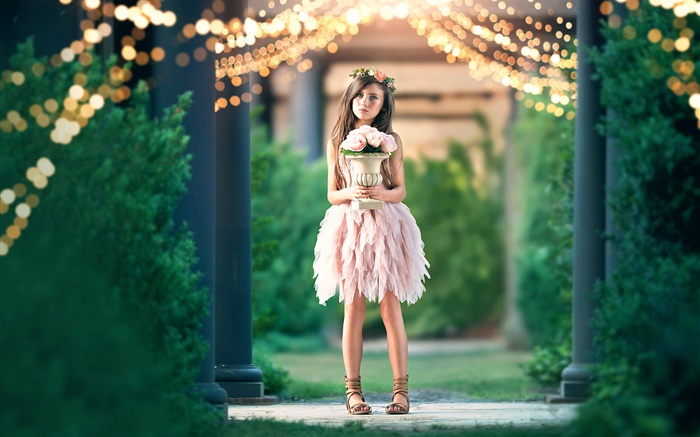 可爱的粉色连衣裙，女孩，花束，灯 壁纸 图片