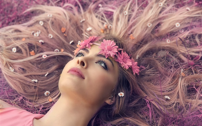 女孩躺在地上，嘴唇，花圈，鲜花，长长的头发 壁纸 图片
