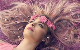 女孩躺在地上，嘴唇，花圈，鲜花，长长的头发 高清壁纸