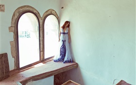 女孩站在窗户边 高清壁纸