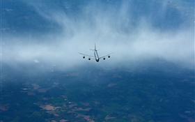 KC-135R加油机在空中，飞机