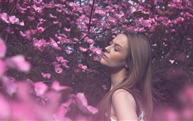 长发女孩在粉红色的花朵世界 高清壁纸