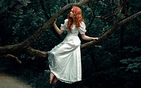 红头发的女孩，白色礼服，森林，树 高清壁纸