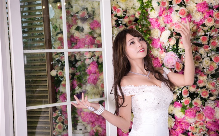 微笑亚洲女孩，白色礼服，鲜花背景 壁纸 图片