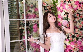 微笑亚洲女孩，白色礼服，鲜花背景