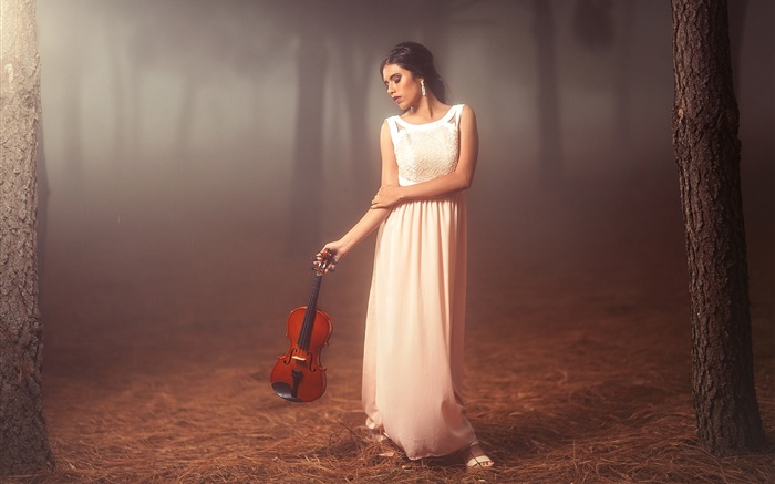 白色连衣裙的女孩在森林里，小提琴，情绪 壁纸 图片