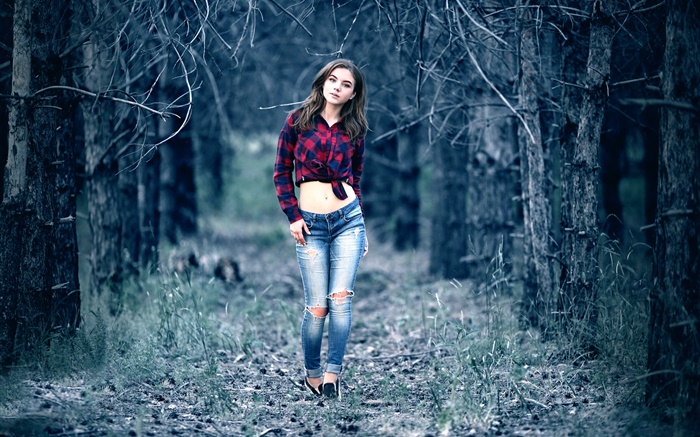 年轻女孩在神秘的森林，散步，牛仔裤，腹部，衬衫 壁纸 图片