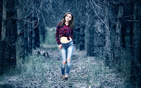 年轻女孩在神秘的森林，散步，牛仔裤，腹部，衬衫