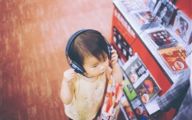 可爱的男孩听音乐，耳机 高清壁纸
