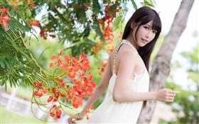 白色礼服的亚洲女孩，鲜花，夏天