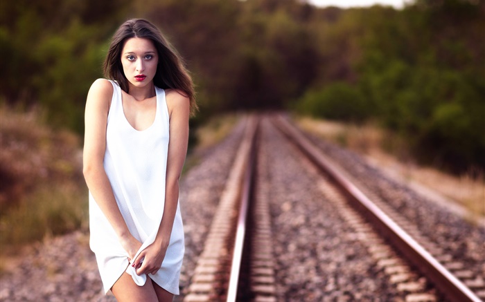 白色连衣裙的女孩在铁路上 壁纸 图片