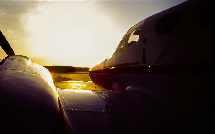 C3塞斯纳飞机在日落，机场 壁纸 图片