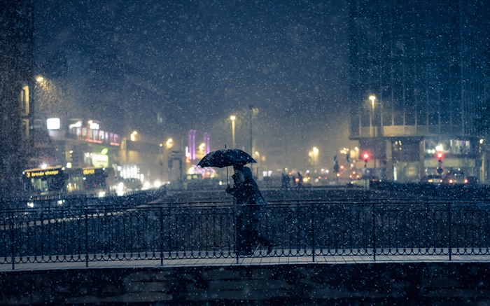 城市夜景，灯光，冬天，雪，桥，人，伞 壁纸 图片