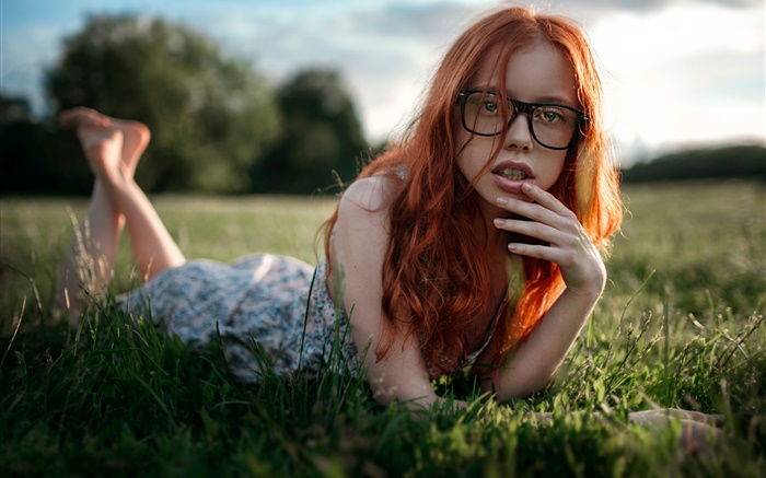 红发女孩躺在草地上，眼镜 壁纸 图片