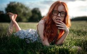 红发女孩躺在草地上，眼镜 高清壁纸
