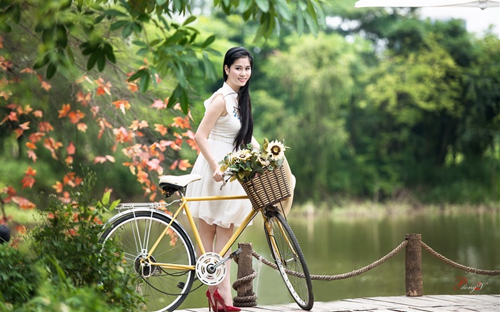 微笑亚洲女孩，白色的衣服，自行车，公园 壁纸 图片