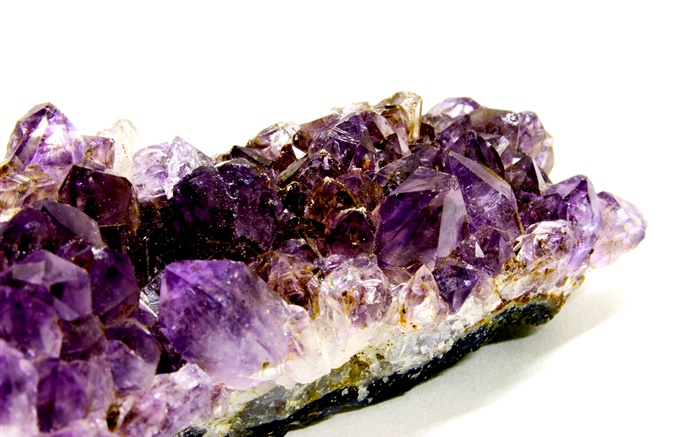 紫水晶诞生石，白色背景 壁纸 图片