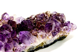 紫水晶诞生石，白色背景 高清壁纸