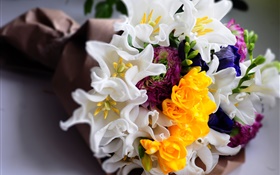 花束开花，白色和黄色郁金香
