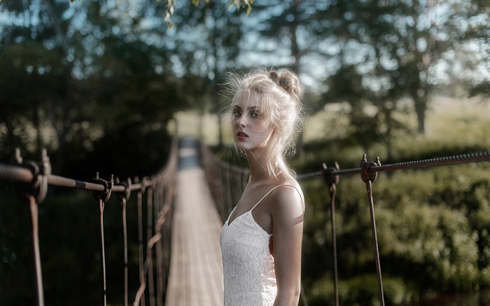 白色礼服的金发女孩在桥上 壁纸 图片