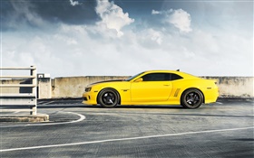 雪佛兰Camaro RS黄色车侧视图 高清壁纸