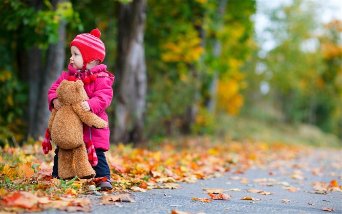可爱的宝宝和玩具熊在秋天 壁纸 图片