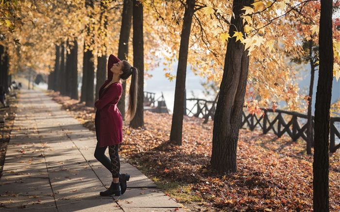 红色礼服女孩，舞蹈，公园，树木，秋天 壁纸 图片