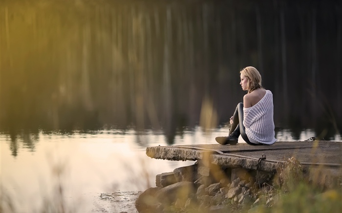 女孩坐在湖边 壁纸 图片