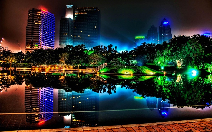美丽的夜晚的城市，建筑物，池塘，灯光，树木，公园 壁纸 图片