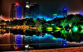 美丽的夜晚的城市，建筑物，池塘，灯光，树木，公园