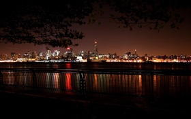 城市夜晚，灯光，河流 高清壁纸