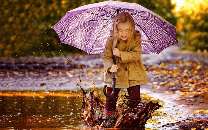 可爱的小女孩，玩水，雨伞 壁纸 图片