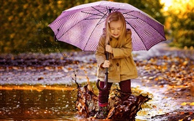 可爱的小女孩，玩水，雨伞 高清壁纸